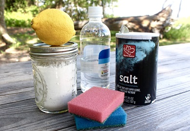 Simplemente agregue agua: Aquí tiene todo lo que necesita para armar un kit de limpieza para embarcaciones básico y ecológico. (Foto: E. Weeks/ SCDNR)