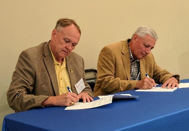 SCDNR Director Alvin Taylor and Tall Timbers Board Member Reggie Thackston, sign the agreement on behalf of their organizations. Photo courtesy of The S.C. Bobwhite Initiative